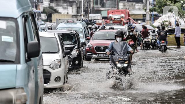 FOTO: Banjir Lumpuhkan Jalan Jatinegara Barat