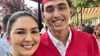 Lionel Sinathrya atau yang akrab disapa Lio, putra sulung Donna Agnesia dan Darius Sinathraya baru saja lulus SMA dengan Diploma Magna Cum Laude. Bukan di Indonesia, Donna pun harus terbang ke Portugal untuk merayakan wisuda putranya. [@dagnesia]