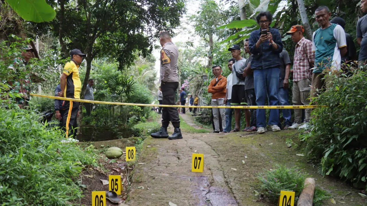 Petugas Polres Ciamis tengah melakukan olah TKP di lokasi pembunuhan dan mutilasi di Dusun Sindangjaya, Desa Cisontrol, Kecamatan Rancah, Kabupaten Ciamis, Jawa Barat. (Liputan6.com/Jayadi Supriadin)