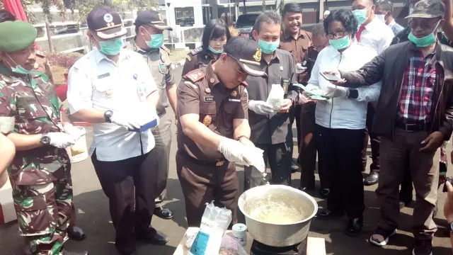 Ribuan butir pil dan kapsul obat-obatan terlarang, sengaja dimusnahkan dengan cara direbus menggunakan air mendidih