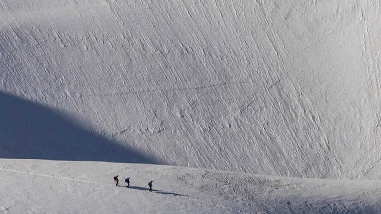 Sekelompok pendaki berjalan di atas salju selama melakukan pendakian di Gunung Mont Blanc.