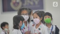 Sejumlah murid Sekolah Dasar (SD) mengenakan masker saat berada di Jakarta Nanyang School (JNY) di BSD, Tangerang Selatan, Selasa (3/3/2020). Selain cek suhu tubuh dan menggunakan masker, siswa juga diwajibkan mencuci tangan dan menerapkan Pola Hidup Bersih dan Sehat . (merdeka.com/Arie Basuki)