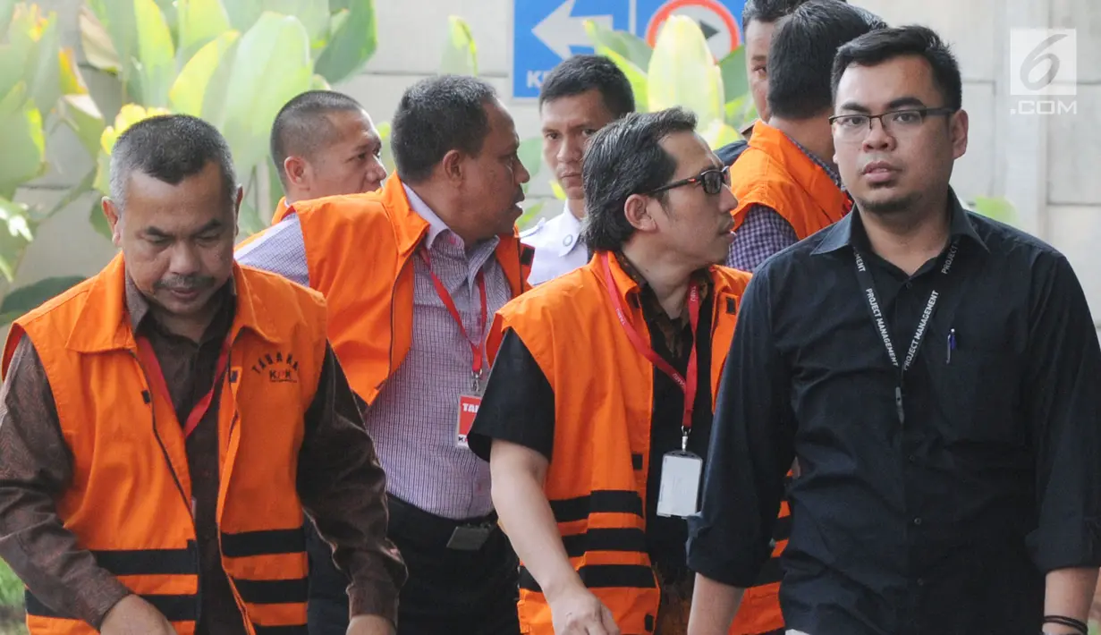 Sejumlah tersangka dari berbagai kasus berjalan saat tiba untuk menjalani pemeriksaan lanjutan oleh penyidik di gedung KPK, Jakarta, Rabu (17/7). Mereka terjerat kasus korupsi. (Merdeka.com/Dwi Narwoko)