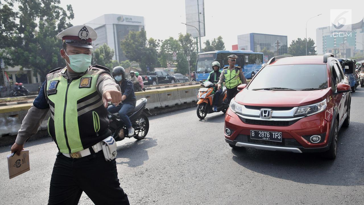 Polisi Tilang Pelanggar Ganjil Genap di Jalan Salemba Raya