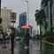 Warga menggunakan payung saat hujan mengguyur kawasan Jakarta, Senin (3/2/2020). Badan Meteorologi, Klimatologi, dan Geofisika (BMKG) merilis informasi peringatan dini cuaca ekstrem yang diperkirakan berlangsung hingga Rabu (5/2/2020) mendatang. (Liputan6.com/Angga Yuniar)