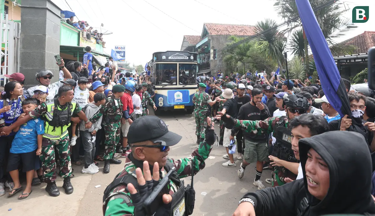 Bus Bandros tiba di rumah Bos Persib Bandung, Umuh Muchtar di Tanjungsari, Sumedang, Sabtu (2/6/2024). (Bola.com/M Iqbal Ichsan)