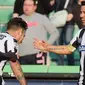 Striker dan kapten Udinese, Antonio Di Natale (kanan) diselamati rekannya Antonio Floro Flores dan Pablo Armero (kiri) usai mencetak gol ke gawang Siena dalam lanjutan Serie A di Stadio Friuli, 6 November 2011. Udinese unggul 2-1.