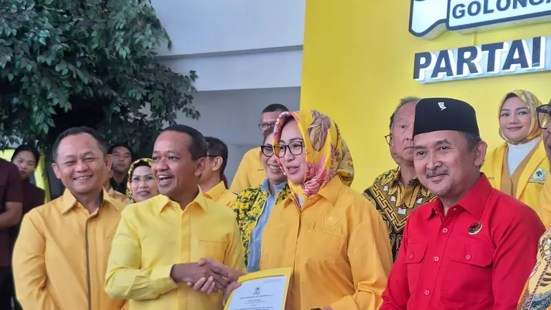 Partai Golkar resmi memberikan surat rekomendasi kepada Airin Rachmi Diany dan Ade Sumardi untuk maju Pemilihan Gubernur (Pilgub) Banten 2024. Ketua Umum Partai Golkar Bahlil Lahadalia menyerahkan surat rekomendasi kepada Airin-Ade.