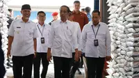 Jalankan Program Pemerintah Pusat, Presiden dan Dirut Bulog Serahkan Bantuan Pangan di Sumbar
