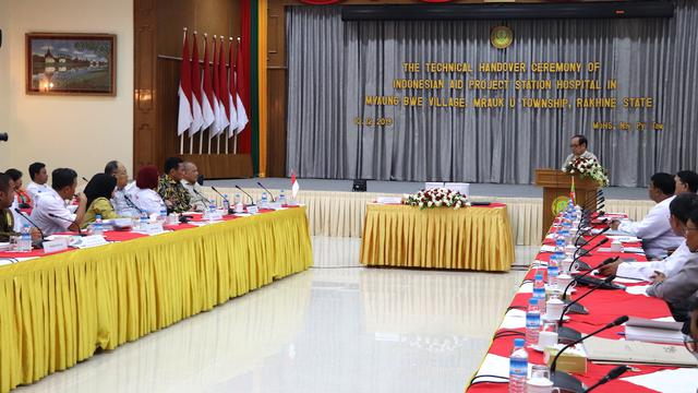 Dubes RI untuk Myanmmar melakukan penyerahan bantuan secara teknis.