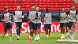 Pemain Bayern Munchen saat mengikuti sesi latihan jelang pertandingan Piala Super Eropa 2020 di Puskas Arena, Budapest, Kamis (24/9/2020). Bayern Munchen akan menghadapi juara Liga Europa, Sevilla. (AFP/Bernadett Szabo)