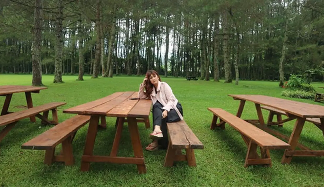 Dalam sidang yang digelar pada Senin (9/10), sidang yang berlangsung singkat itu Nafa menghadirkan dua saksi. Pihak tergugat tidak hadir sedangkan penggugat diwakili kuasa hukumnya Sandy Arifin. (Instagram/nafaurbach)