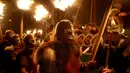 Sejumlah orang berpakaian seperti bangsa Viking saat festival Up Helly Aa Viking di Lerwick, Kepulauan Shetland, Skotlandia (31/1). Festival ini digelar unutk menghormati warisan budaya dari bangsa Viking. (AFP/Andy Buchanan)