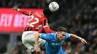 Bek Brasil AC Milan #22, Emerson Royal, berebut bola dengan gelandang Napoli Skotlandia #08, Scott Mc Tominay, selama pertandingan Serie A Italia Ac Milan vs Napoli di stadion San Siro Meazza di Milan, Rabu dini hari WIB (30/10/2024). (Gabriel BOUYS/AFP)