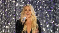 Aksi panggung Carrie Underwood saat membawakan lagu "Cry Pretty" pada acara CMT Music Awards 2018 di Nashville, Tennessee, Amerika Serikat, (6/6). (AFP Photo/Jason Kempin)