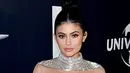 Melansir PEOPLE.com, setelah menghadiri Golden Globe Kendall dan Kylie terlihat sedang mengunyah Pizza sambil ber-selfie bersama. Kakak-adik ini memang terlihat sangat akur ketika hadir bersama malam itu. (doc.dailymail.com)