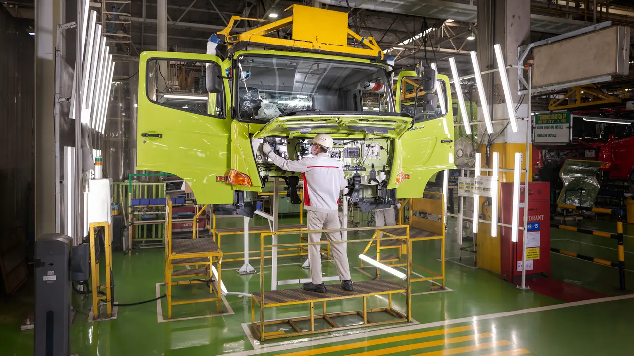 Perakitan bus Hino