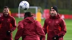 (Kiri-Kanan) Pemain Manchester United Mason Mount, aron Wan-Bissaka dan Christian Eriksen menghadiri sesi latihan menjelang pertandingan Liga Champions, di Carrington Training Complex, Selasa (7/11/2023). (Paul ELLIS / AFP)