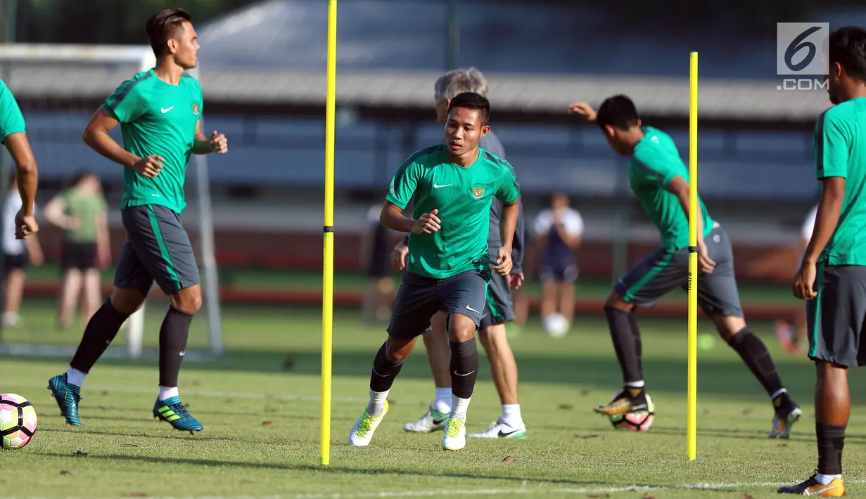 Pemain Timnas Indonesia U-22, Evan Dimas Darmono (tengah) melakukan pemanasan jelang latihan di lapangan SPH Karawaci, Banten, Senin (7/8). Latihan ini persiapan laga di SEA Games 2017 Kuala Lumpur. (Liputan6.com/Helmi Fithriansyah)