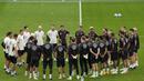 Pelatih Jerman, Rudi Voeller, memberikan arahan kepada anak asuhnya saat mengikuti sesi latihan jelang laga melawan Prncis pada laga uji coba di Stadion Signal Iduna Park, Jerman, Senin (11/9/2023). (AP Photo/Martin Meissner)