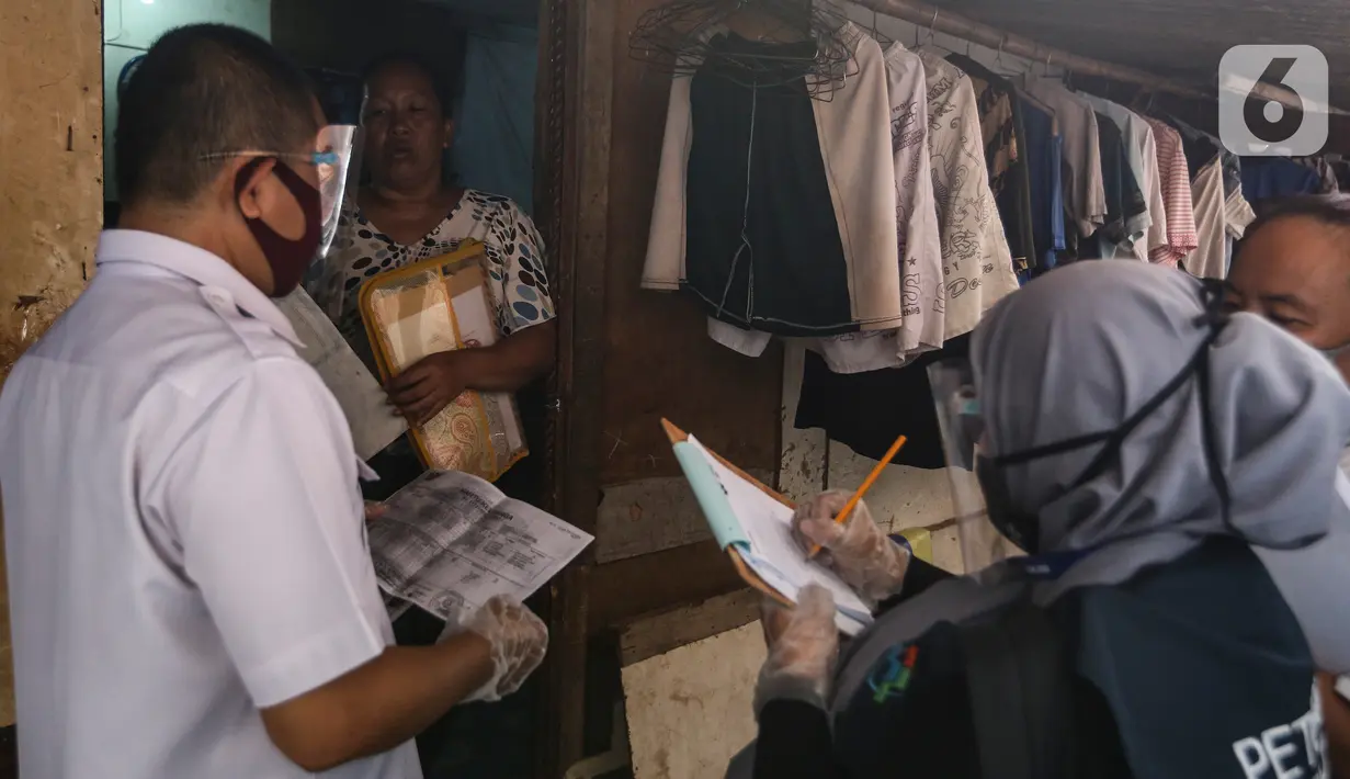 Petugas BPS melakukan sensus penduduk secara langsung ke permukiman warga Pademangan Barat, Jakarta, Rabu (2/9/2020). BPS melakukan sensus penduduk secara tatap muka mulai 1 September untuk mencatat penduduk Indonesia yang belum mengikuti sensus penduduk secara daring. (Liputan6.com/Johan Tallo)