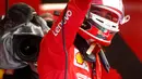 Pembalap Ferrari Charles Leclerc mengacungkan jempol selama free practice 1 (FP1) F1 GP Italia di Sirkuit Monza, Jumat (6/9/2019). Charles Leclerc menjadi yang tercepat di FP1 F1 GP Italia dengan mencatatkan waktu 1 menit 27,905 detik. (AP Photo/Antonio Calanni)