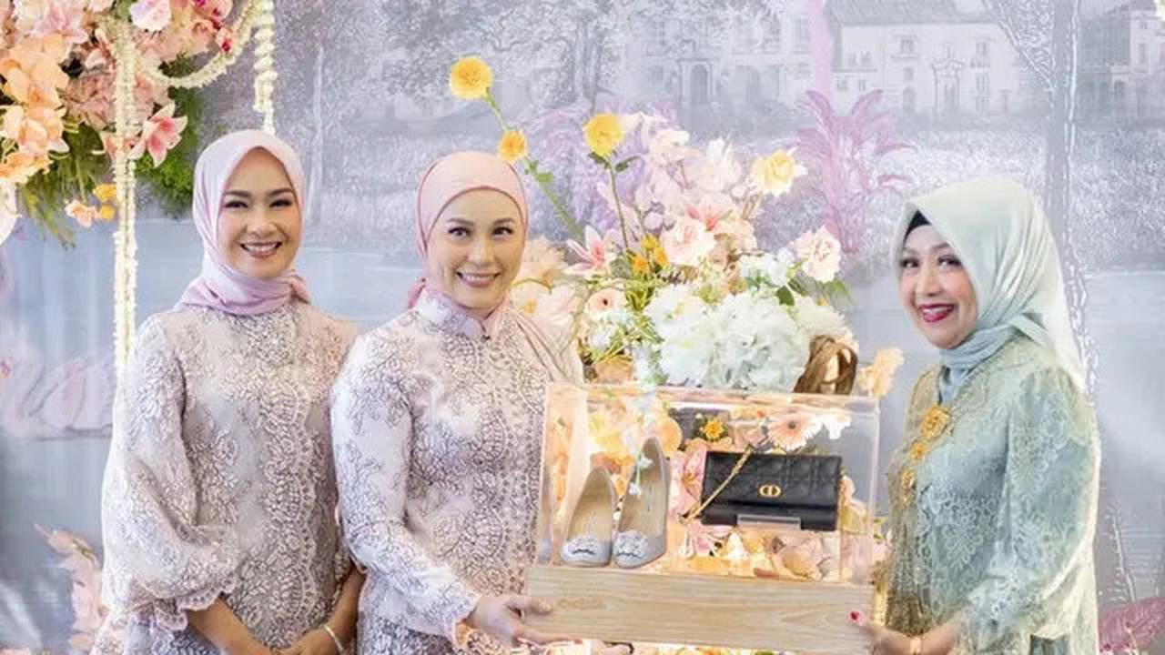 6 Potret Awet Muda Alya Rohali Kenakan Kebaya Ungu saat Acara Tunangan Putri Sulungnya