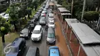 Kepadatan kendaraan di Jalan Jenderal Sudirman, Jakarta, Selasa (30/8). Pasca diguyur hujan, sejumlah ruas jalan utama di Jakarta mulai mengalami kemacetan. (Liputan6.com/Yoppy Renato)