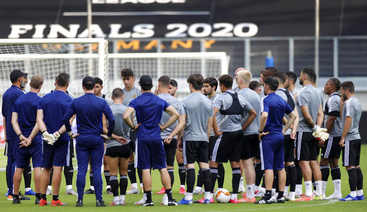 Pelatih Wolverhampton Wanderers, Nuno Espirito, memberikan arahan kepada anak asuhnya saat latihan jelang laga  perempat final Liga Europa di Duisburg, Jerman, Senin (10/8/2020). Wolverhampton akan berhadapan dengan Sevillla. (Friedeman Vogel/Pool Photo via AP)