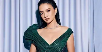 Ditutupi dengan manik-manik yang rumit dari ujung kepala hingga ujung kaki yang membuat bintang 5CM itu terlihat semakin elegan dan glamor. (Instagram/ralineshah).