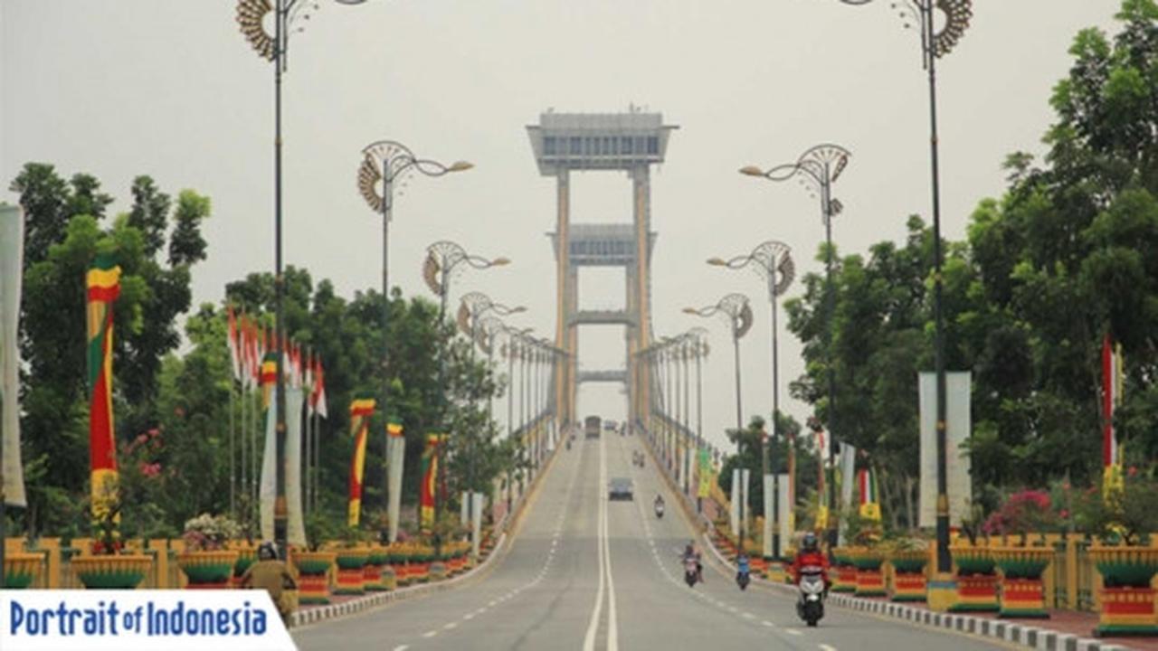 Pesona kemegahan Jembatan Siak membentang di atas 'Sungai Pejantan