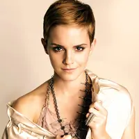 Tetap tampil eksis dengan rambut super pendek, why not? (Sumber foto: www.sophiegee.com/instagram)