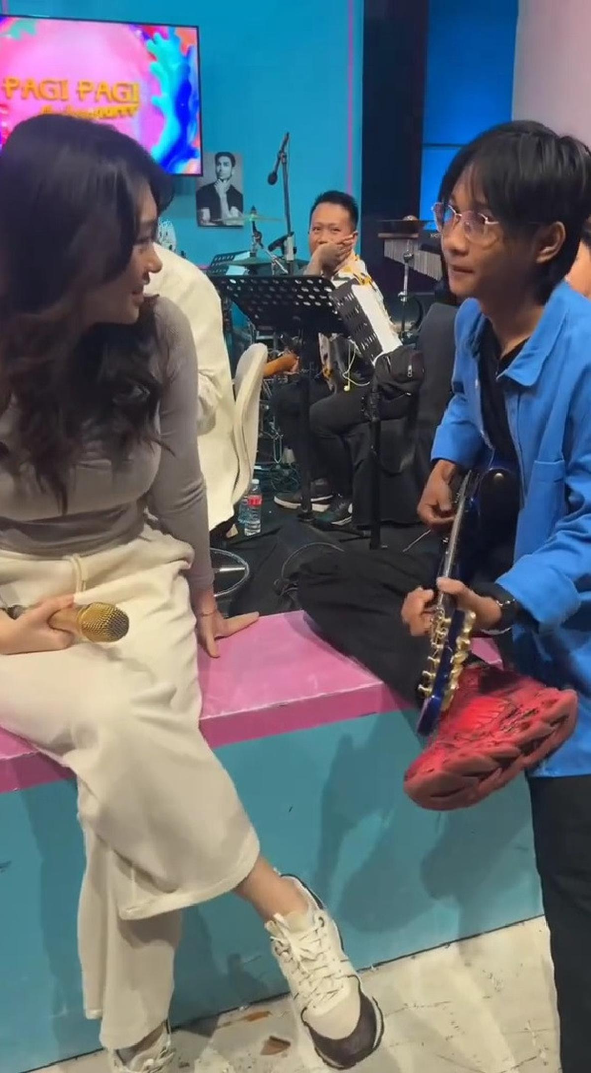 Skill Gitar Fajar Sadboy Bikin Livy Renata Terpesona dan Buat Netizen Kagum