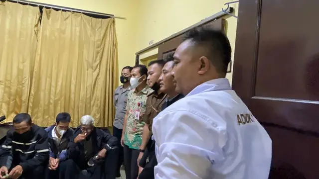 Beberapa petugas Kejaksaan Negeri Garut berhasil mengamankan para tersangka pengadaan sapi indukan di Dinas Perikanan dan Peternakan Garut anggaran 2015.