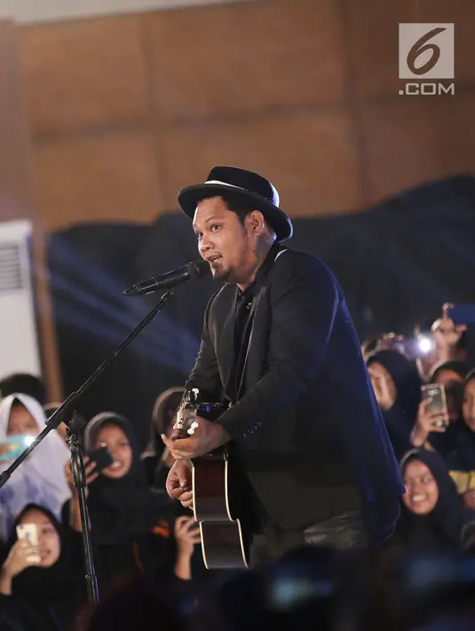 Penyanyi Virgoun saat tampil di gelaran Emtek Goes To Campus 2018 di Universitas Negeri Semarang (UNNES), Semarang, Rabu (18/7). Virgoun membawakan 3 lagu salah satunya Bukti dan Cinta untuk Starla. (Liputan6.com/Herman Zakharia)