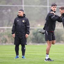 Dua pemain naturalisasi Timnas Indonesia, Marc Klok (kanan) dan Shayne Pattynama (tengah), melakukan pemanasan saat mengikuti pemusatan latihan di Turki, Kamis (21/12/2023). (Dok. PSSI)