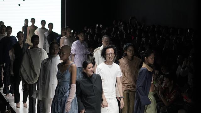 Tangan di Plaza Indonesia Fashion Week