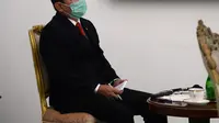 Menteri Kesehatan Republik Indonesia, Terawan Agus Putranto, duduk di belakang Presiden Jokowi sambil mengenakan masker saat mengikuti KTT ASEAN Khusus Tentang COVID-19. (Foto: Lukas - Biro Pers Sekretariat Presiden)