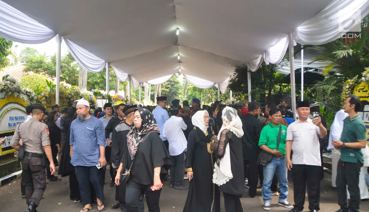 Warga berkumpul di sekitar tempat persemayaman Ani Yudhoyono di Puri Cikeas, Bogor, Jawa Barat, Minggu (2/6/2019). Ani Yudhoyono akan dimakamkan di samping pusara istri presiden ke-3 RI BJ Habibie, Ainun Habibie.(Liputan6.com/Immanuel Antonius)
