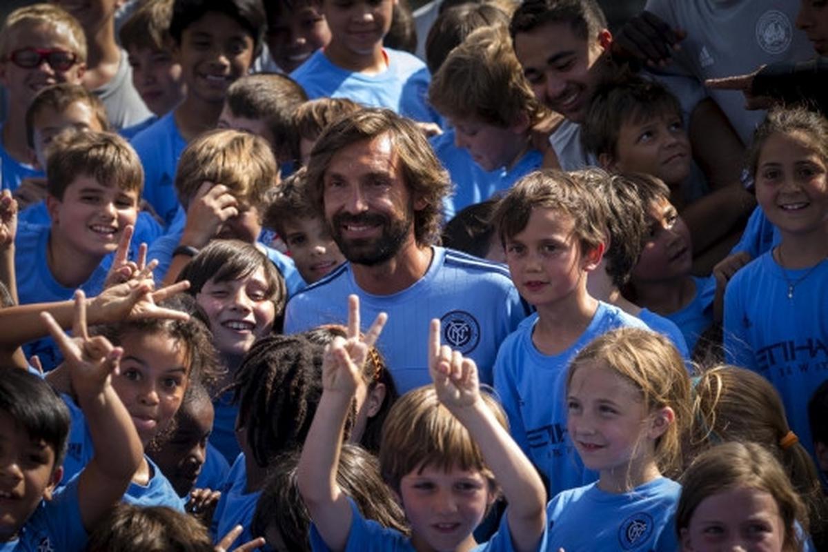 Keceriaan Pirlo bermain dengan junior New York City FC