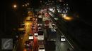 Kemacetan panjang terjadi di ruas Tol JORR jalur dari arah Ulujami menuju Jati Asih dan Cikunir karena kondisi jalan yang rusak, Jakarta, senin (29/2) malam. Kerusakan tersebut tepatnya berada di terowongan Pasar Rebo. (Liputan6.com/Herman Zakharia)