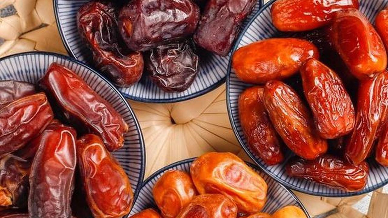 <b>1. Buah Kurma</b><br>