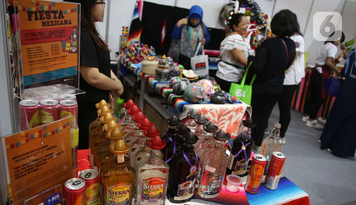 Pengunjung melihat produk yang ditawarkan dalam Bazar Amal Women International Club (WIC) Ke-52 di JCC Senayan, Jakarta, Rabu (11/12). Kegiatan tersebut dalam rangka menggalang dana untuk meningkatkan pendidikan dan kesejahteraan masyarakat Jakarta. (Liputan6.com/Angga Yuniar)