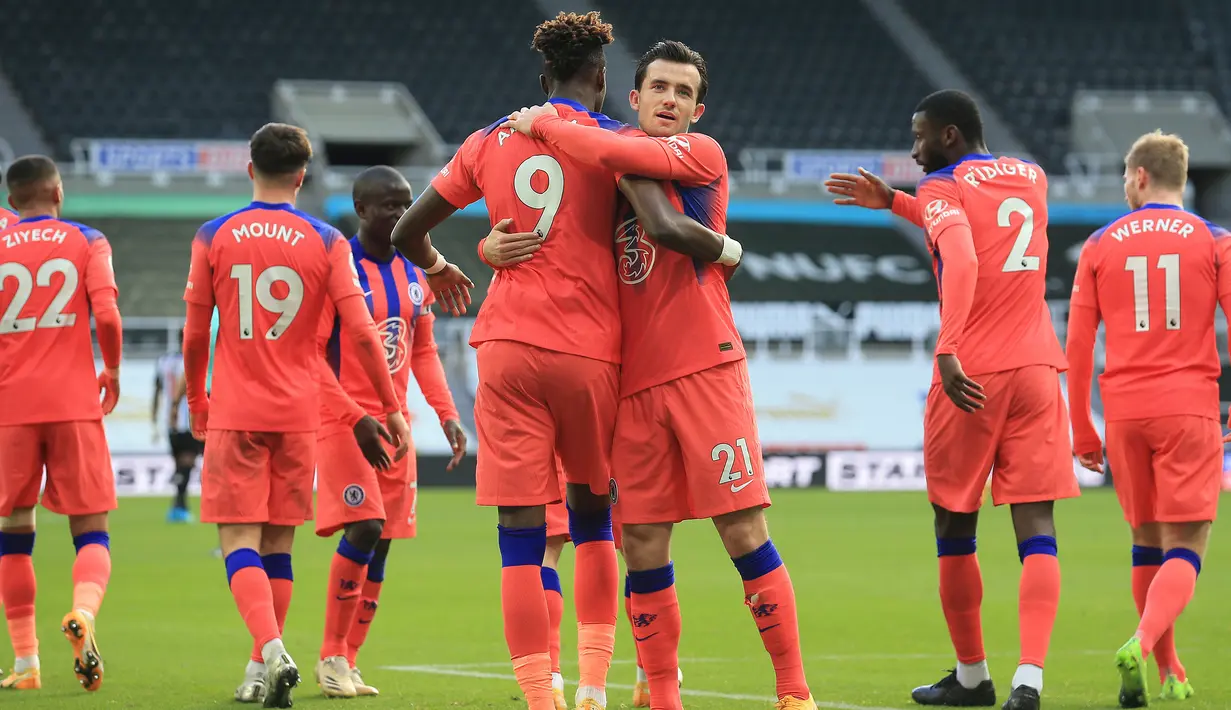Pemain Chelsea merayakan gol yang dicetak Tammy Abraham ke gawang Newcastle United pada laga lanjutan Liga Inggris di St James Park, Sabtu (21/11/2020) malam WIB. Chelsea menang 2-0 atas Newcastle United. (AFP/Lindsey Parnaby/pool)
