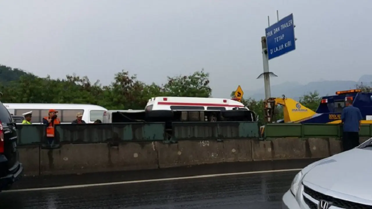 Mobil Travel Terbalik di Tol Cipularang, Arah Jakarta Tersendat