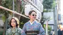 Berada di Jepang, BCL dan Noah Sinclair tampil kompak dalam balutan kebaya. Saat menyusuri jalan-jalan di Jepang, keduanya tampak bak warga lokal. Penampilan BCL juga makin menawan dengan kacamata. (Liputan6.com/IG/@bclsinclair)