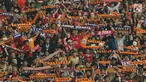 Suporter membentangkan syal saat menyaksikan laga persahabatan antara Persija melawan RCD Espanyol di Stadion Patriot Candrabhaga, Bekasi, Rabu (19/7). Persija kalah telak dari RCD Espanyol 0-7. (Liputan6.com/Helmi Fithriansyah) 