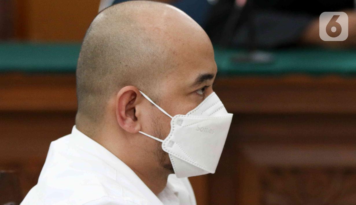 Terdakwa kasus dugaan perintangan penyidikan pada kasus pembunuhan Brigadir Yosua, Baiquni Wibowo mengikuti sidang pembacaan putusan di Pengadilan Negeri (PN) Jakarta Selatan, Jumat (24/2/2023). Majelis Hakim PN Jaksel menjatuhkan hukuman 1 Tahun dan denda Rp10 juta kepada Kompol Baiquni Wibowo. (Liputan6.com/Herman Zakharia)