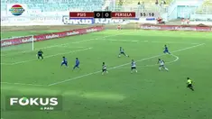 Persela Lamongan yang masih memiliki peluang lolos ke perempat final, tampil menyerang sejak menit awal.