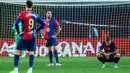 Nasib Barcelona begitu ironis di Liga Spanyol. Sempat memimpin papan klasemen, Blaugrana saat ini  malah tersungkur usai menelan dua kekalahan secara beruntun. Teranyar takluk 1-2 dari Atletico Madrid. Kini Barca terpleset ke posisi dua La Liga. (AP Photo/Joan Monfort)